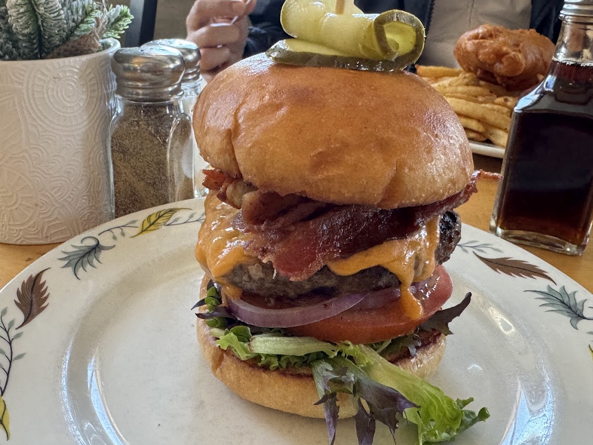 Maple Avenue Tap & Grill - Photo 2