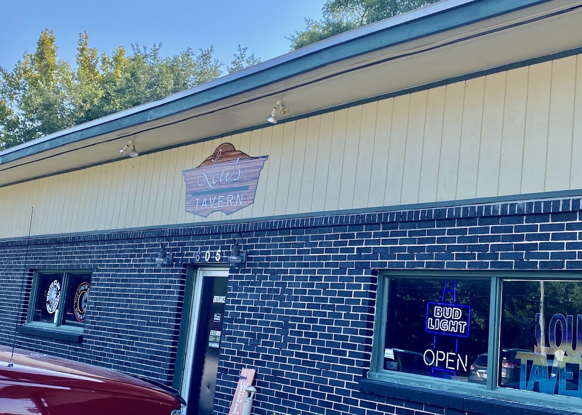 Lou's Tavern - Photo 4