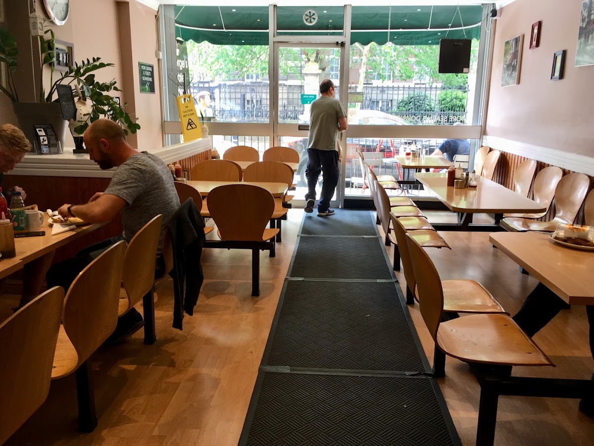 George's Cafe - London W14 0HA - Photo 4