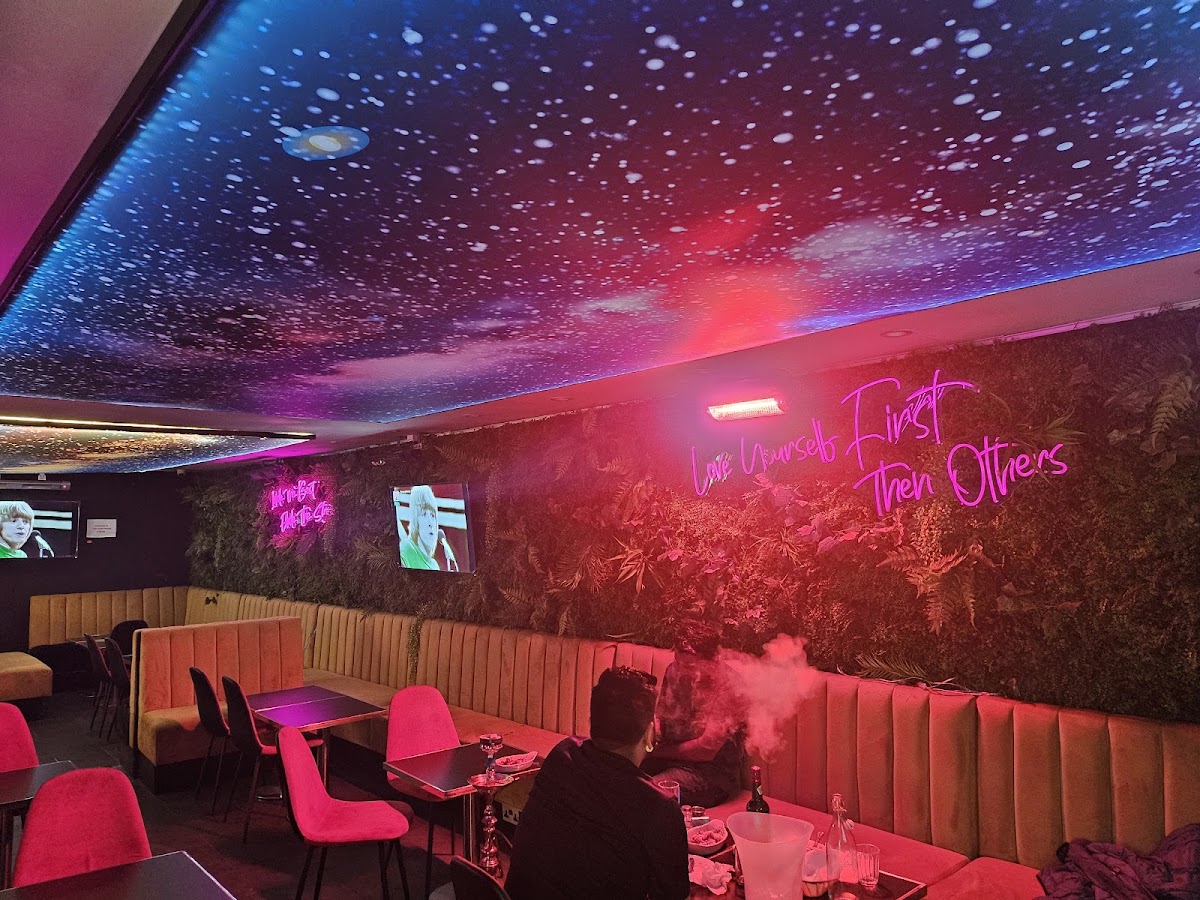 Hukka Me Up Lounge - Photo 3