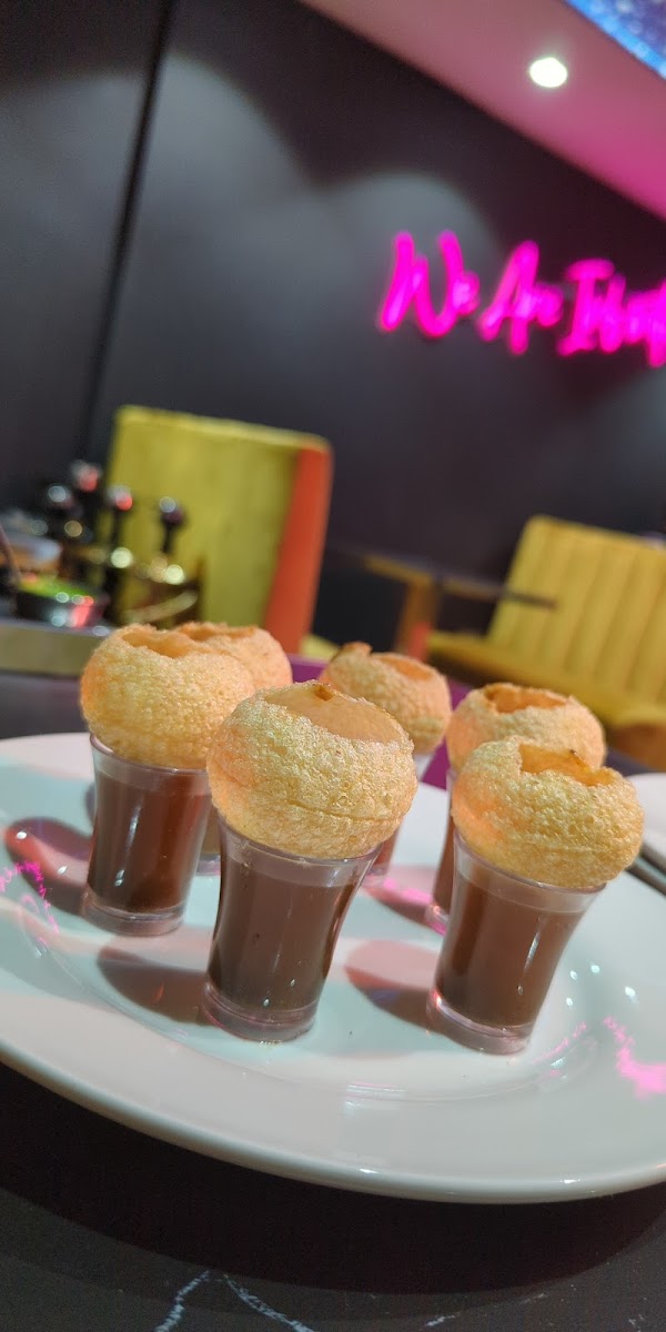 Hukka Me Up Lounge - Photo 6
