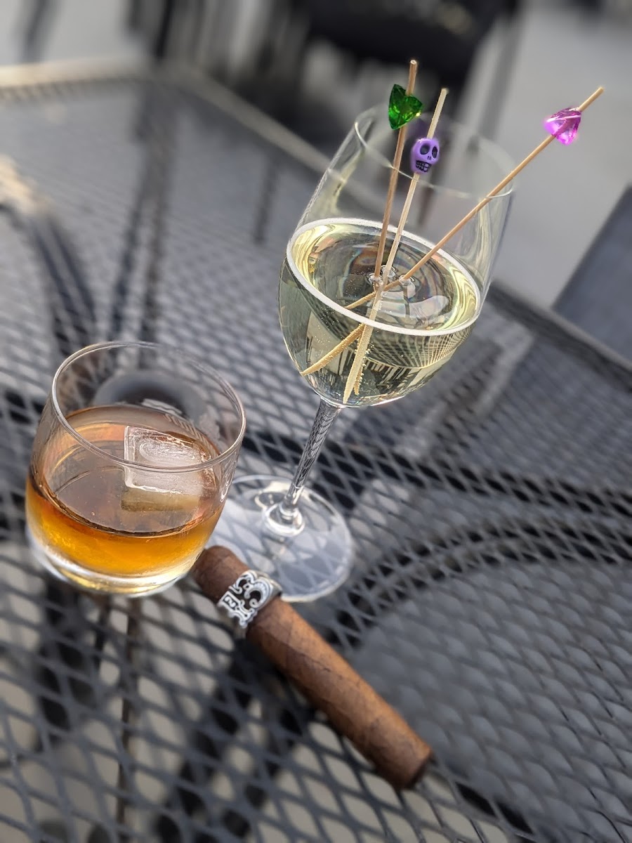 Stogeez Cigar Lounge - Photo 9