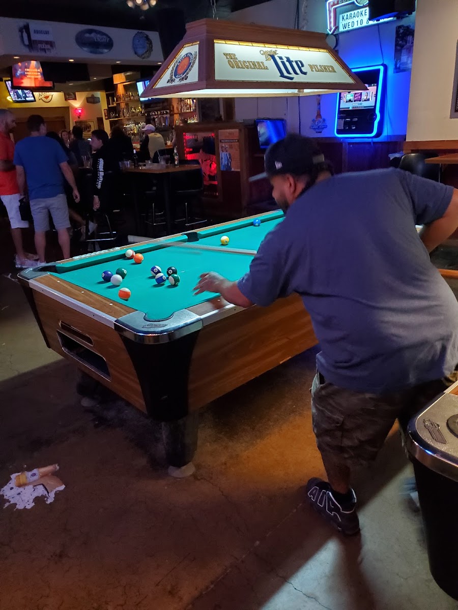 Longshotz Sports Bar - Photo 2