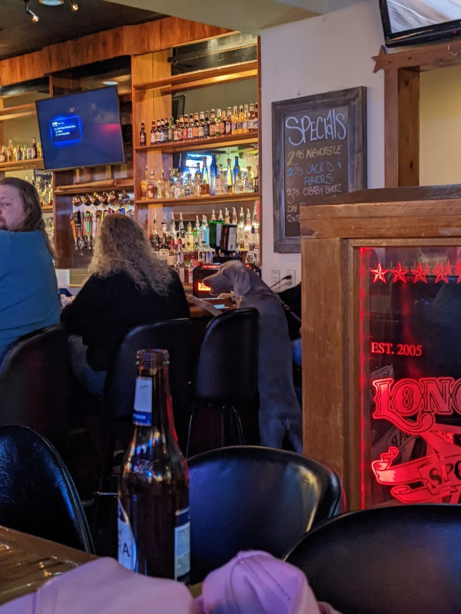 Longshotz Sports Bar - Photo 3