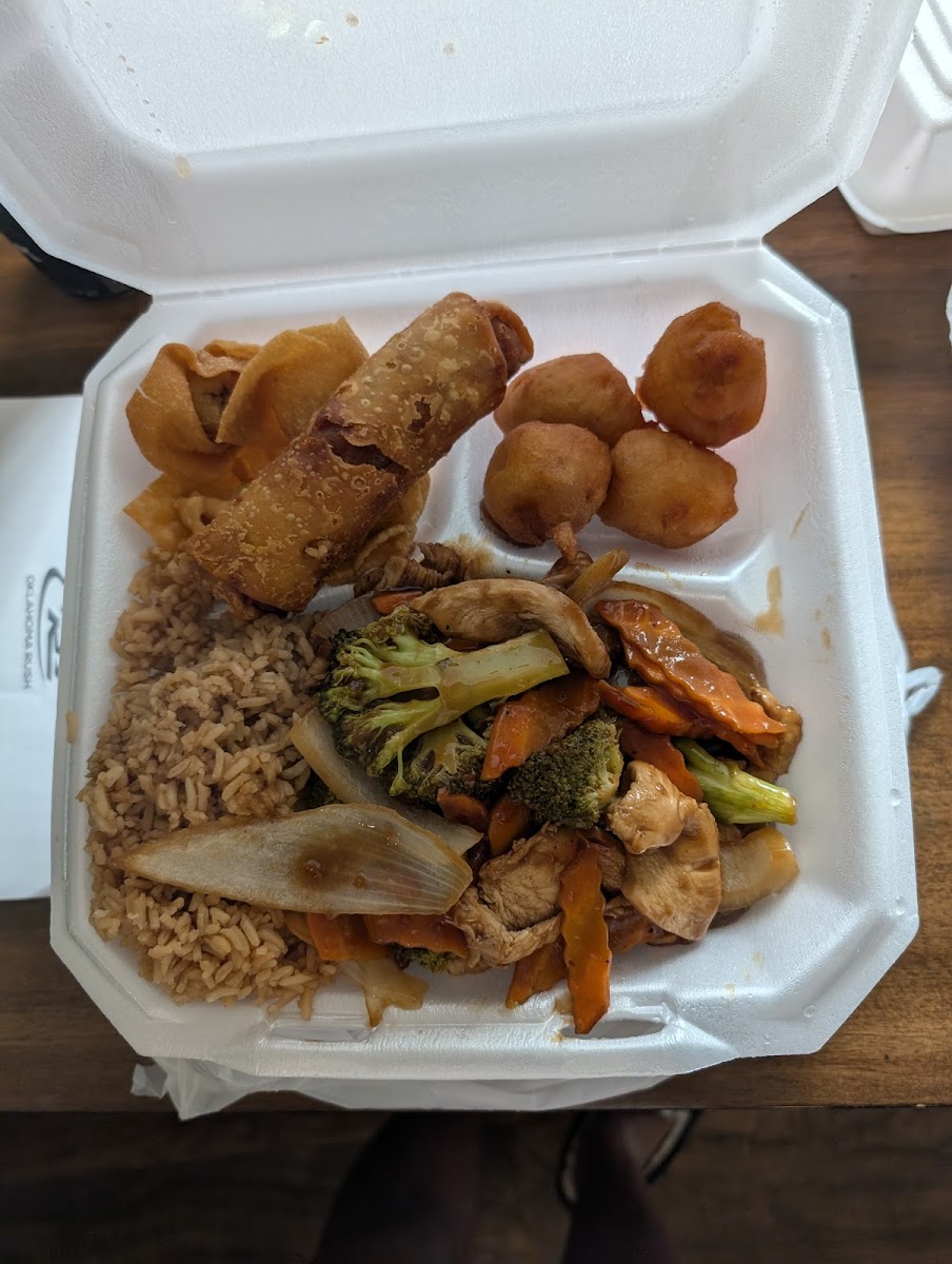 Tang's Restaurant - Photo 6
