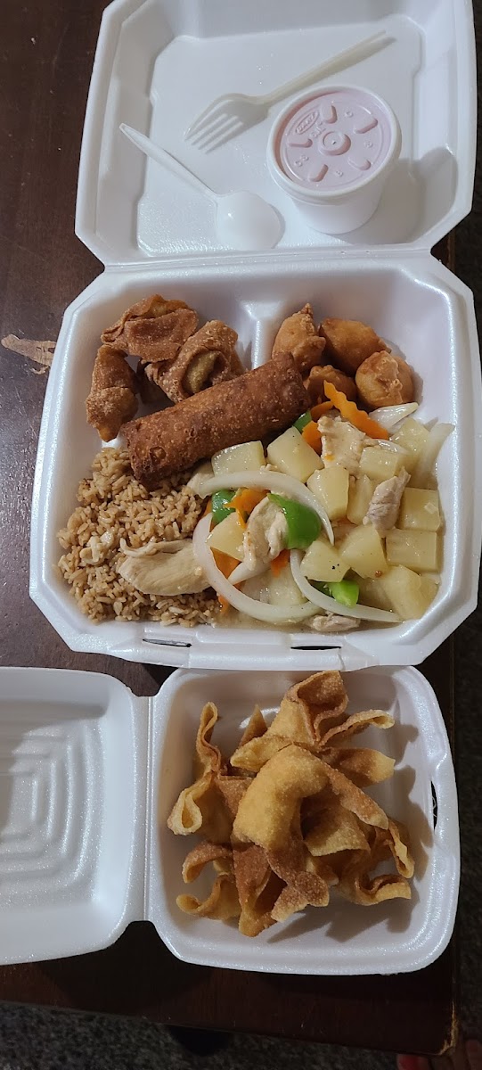 Tang's Restaurant - Photo 7