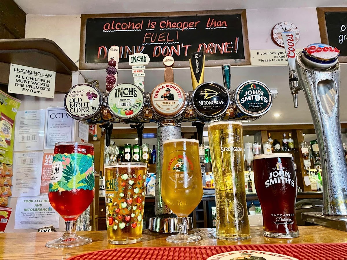 Hare & Hounds Bar and Restaurant - Photo 7