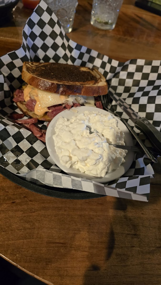 Erin's Pub 'N' Grub - Photo 4