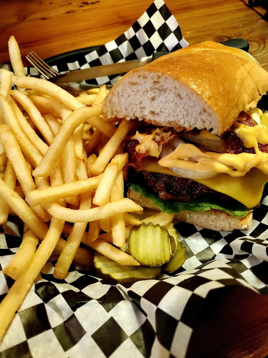 Erin's Pub 'N' Grub - Photo 8