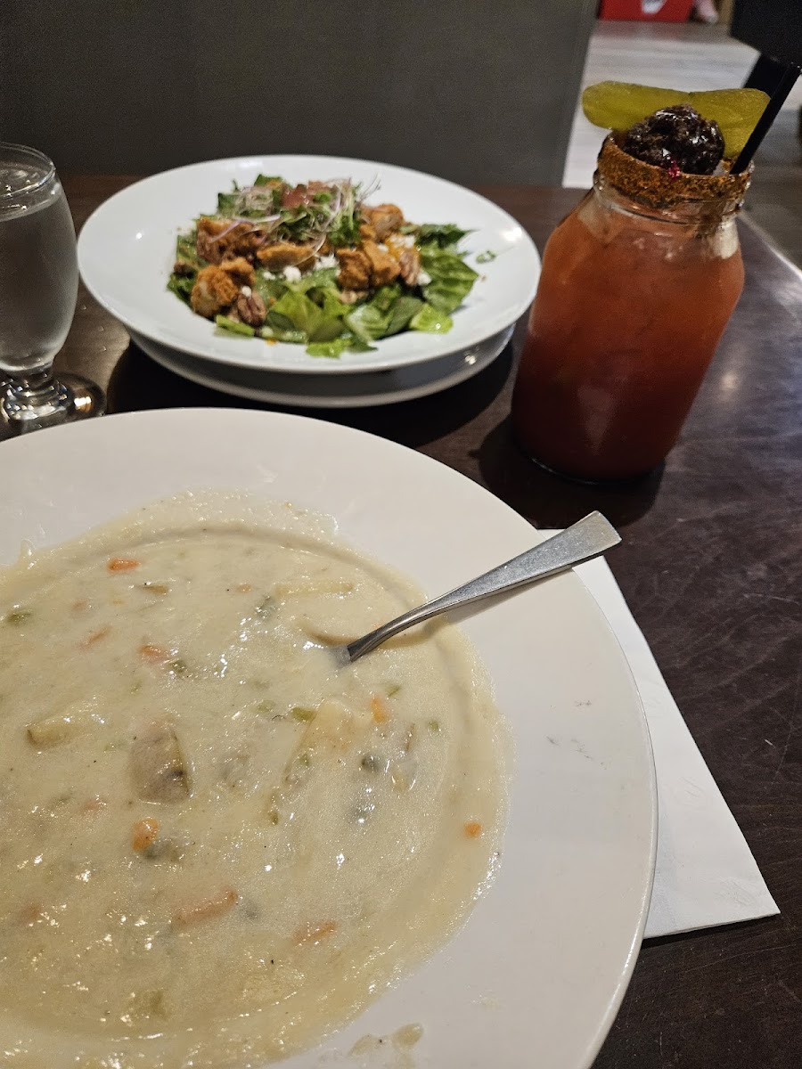 Frontier Eatery & Saloon - Photo 9