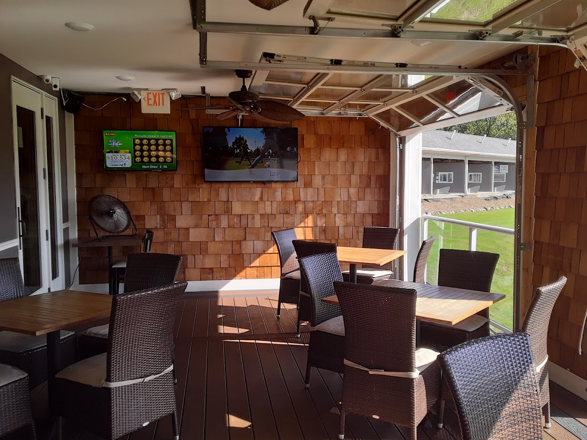 Arnie's Clubhouse Grill - Photo 2