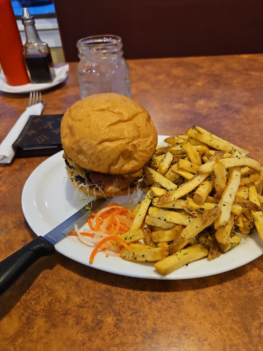Motherhen Barbecue Diner - Photo 4