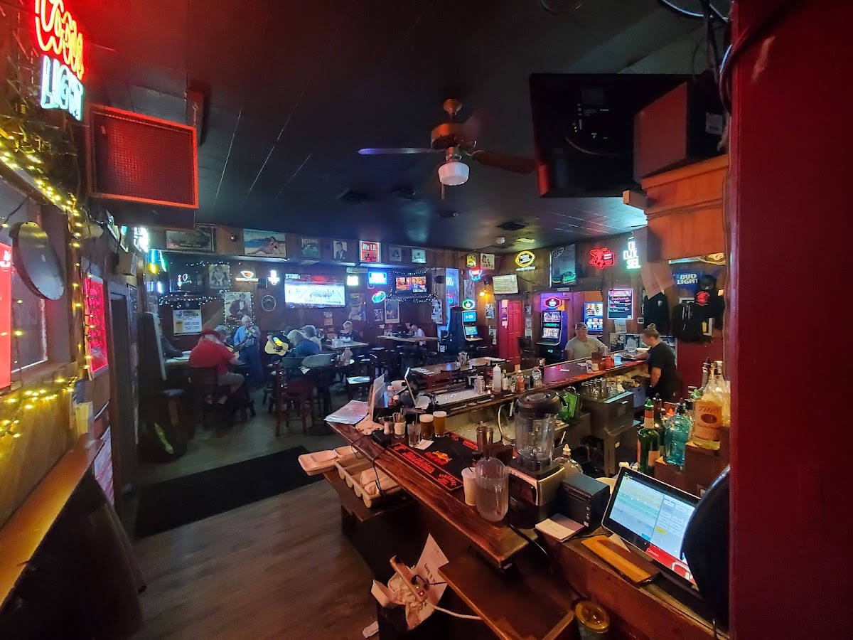 Wooden Nickel Pub & Eatery - Photo 3