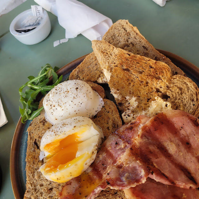 Poached Eggs on Toast with Bacon