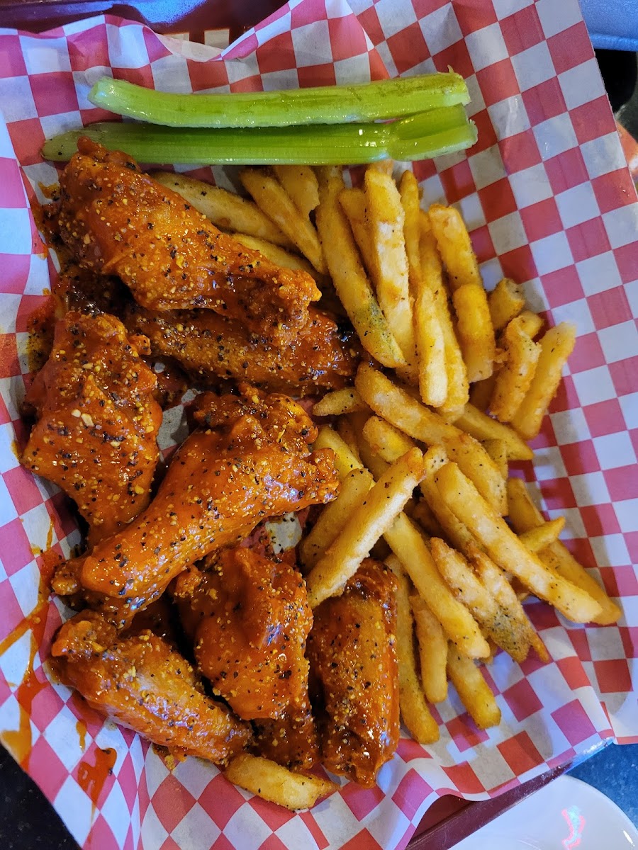 Magnolia bar & Grill - Photo 8