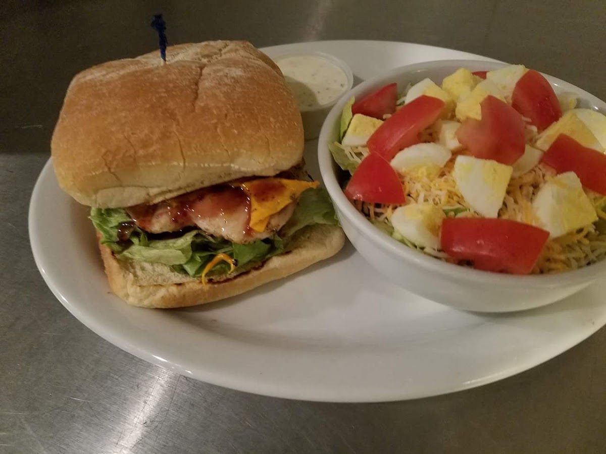 Miscues Sports Bar & Grille - Photo 4