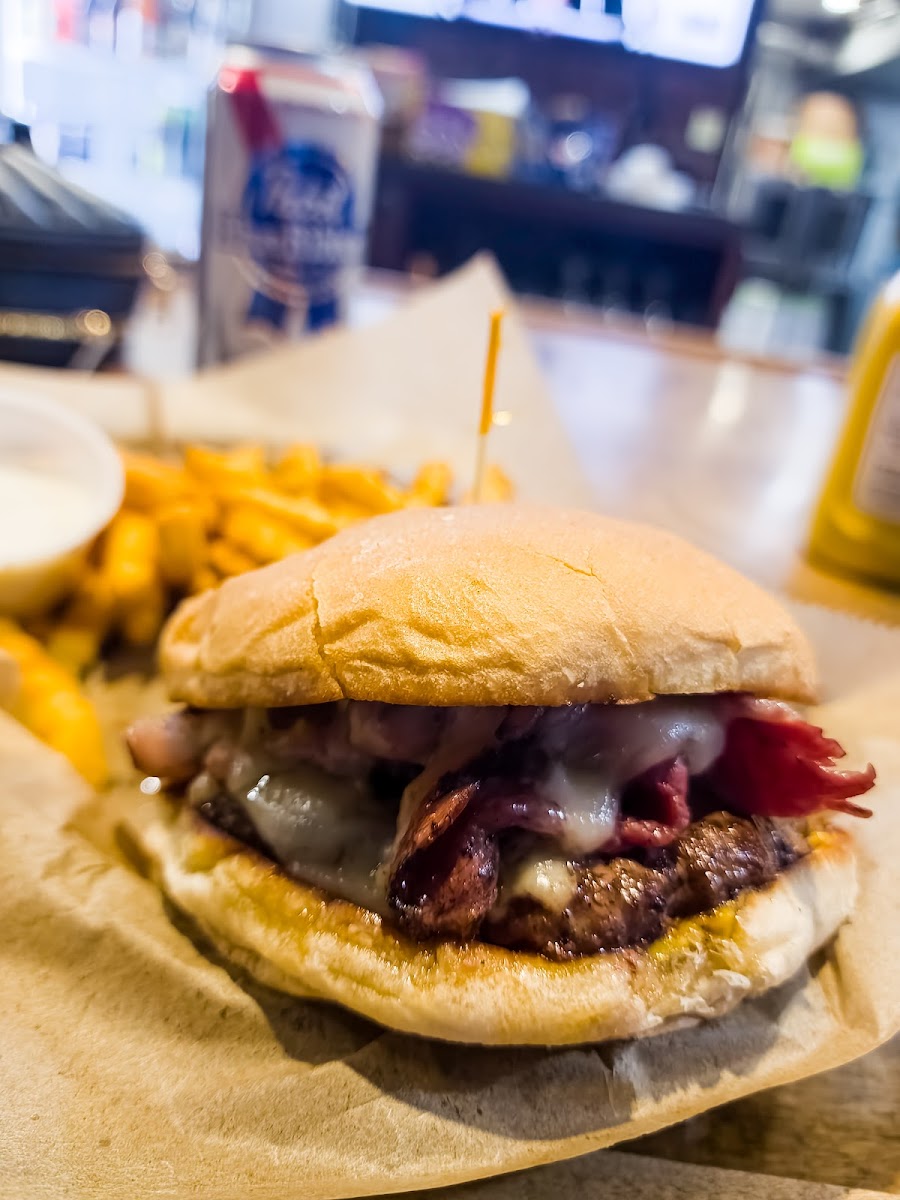 Miscues Sports Bar & Grille - Photo 6