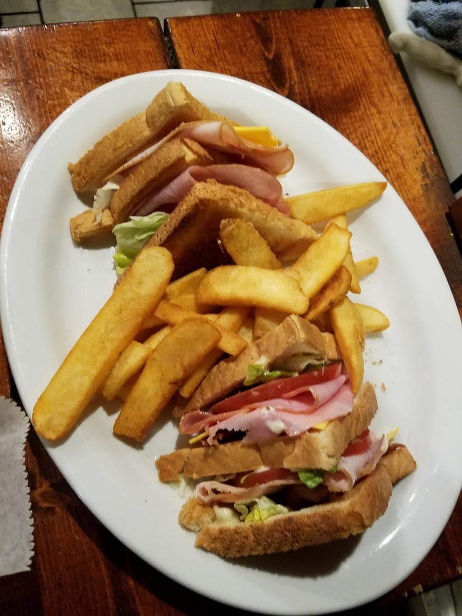 Miscues Sports Bar & Grille - Photo 8