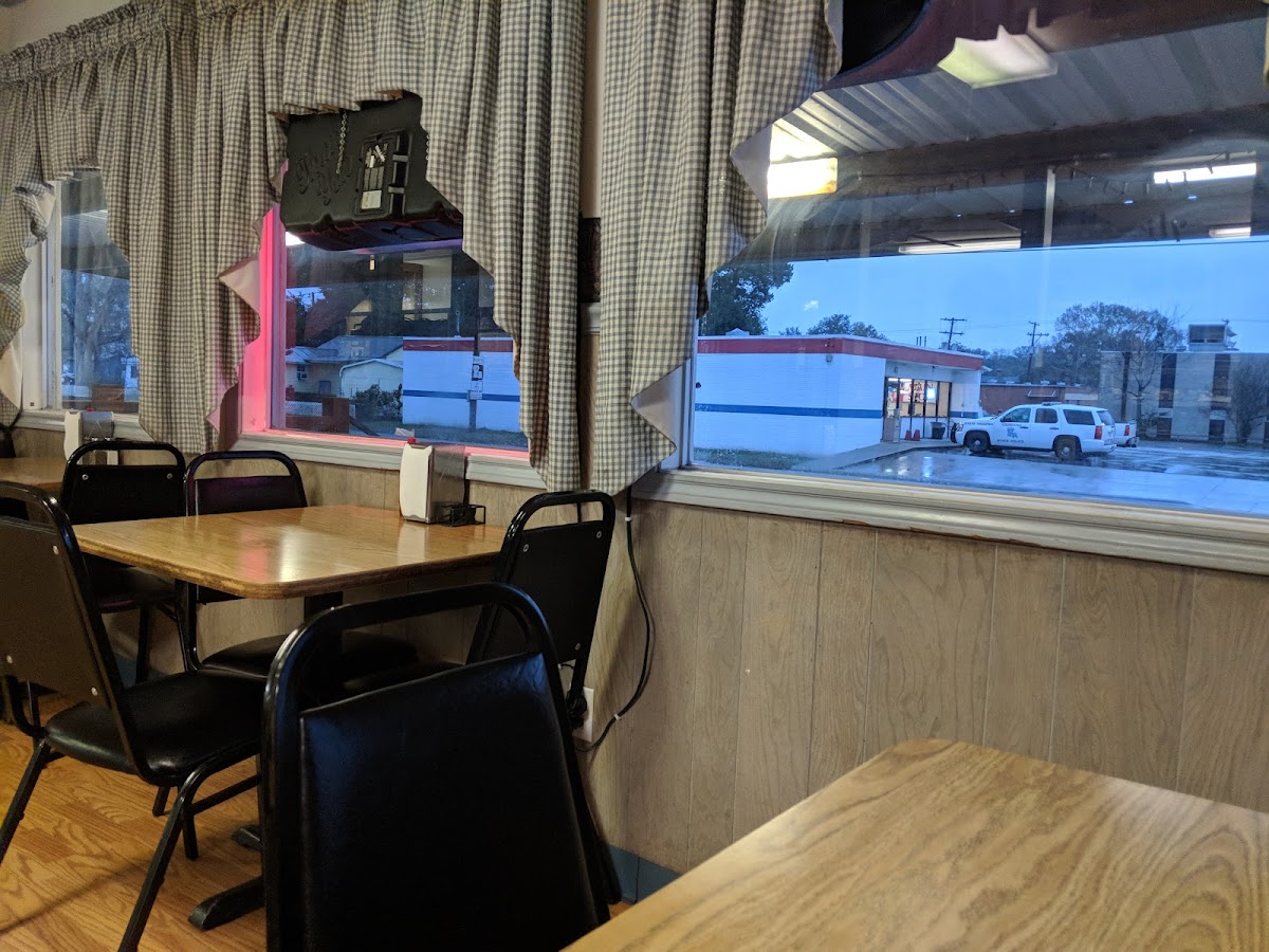Johnny's Drive Inn - Photo 3