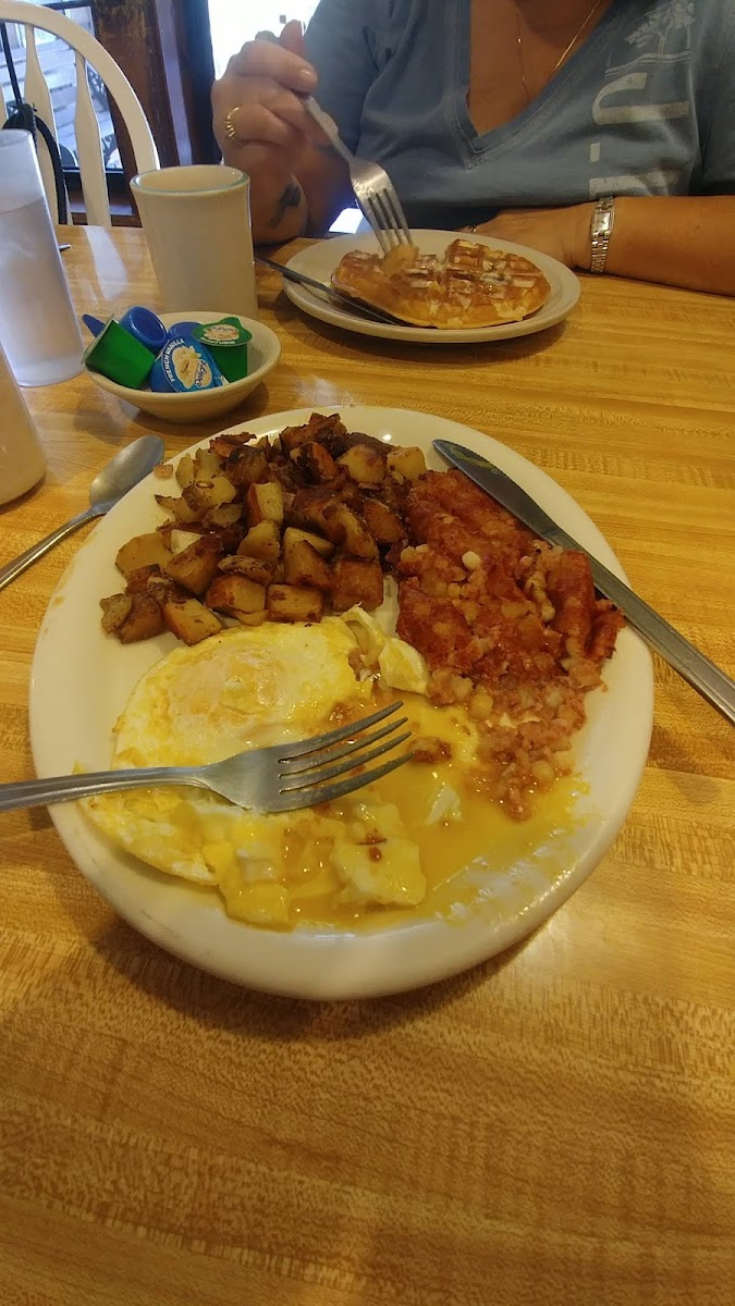 Big John's Mountain Grill - Photo 9