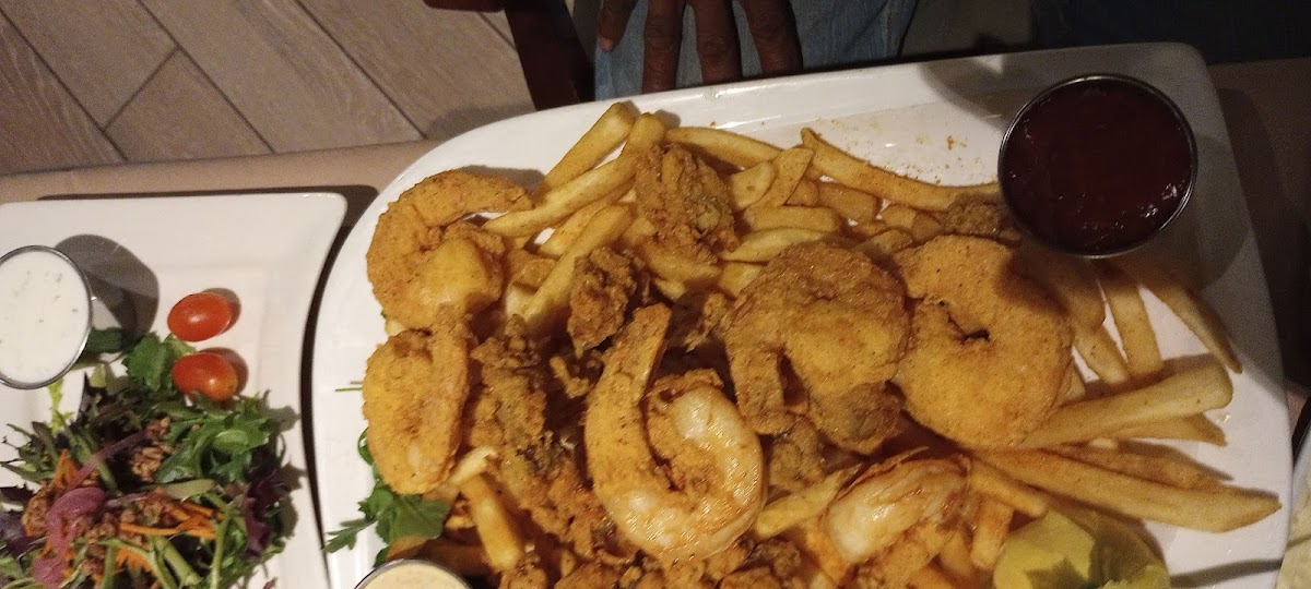 Blue Bayou Bar & Grill - Photo 8