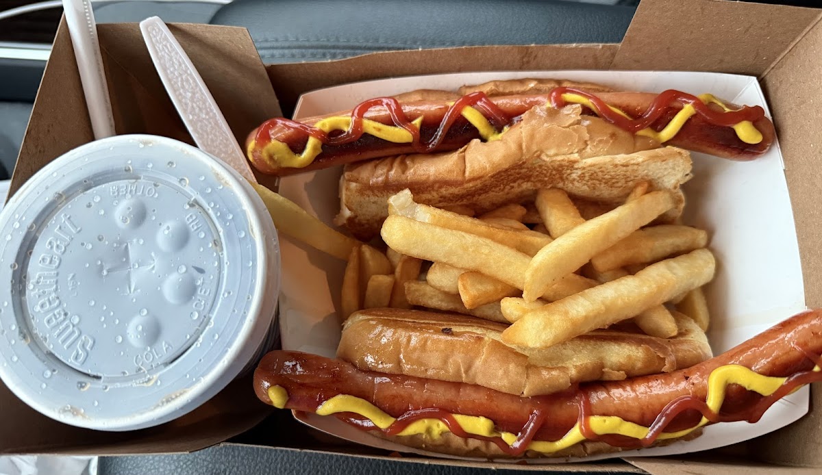 Lee's Hot Dog Stand - Photo 2