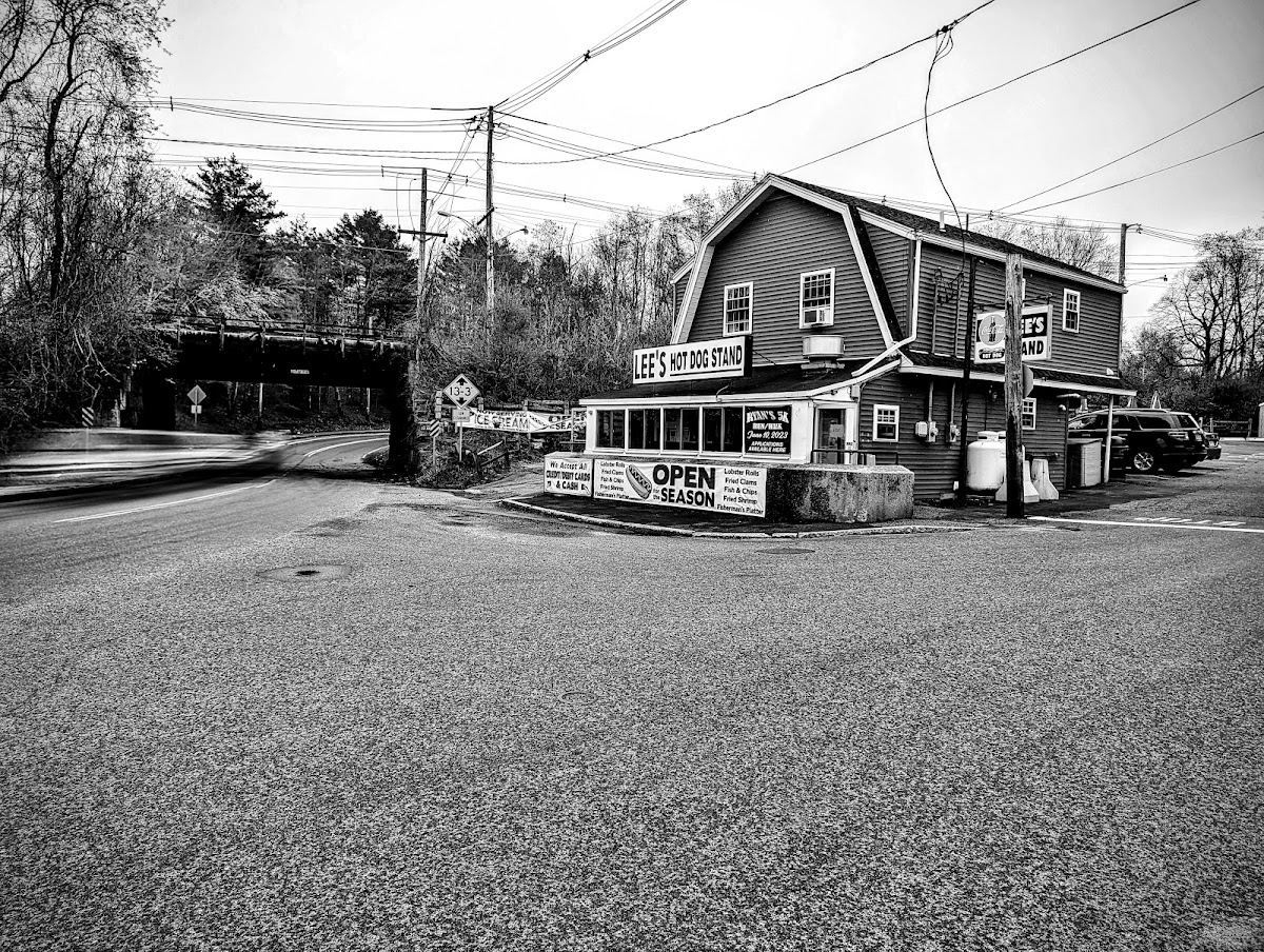 Lee's Hot Dog Stand - Photo 3