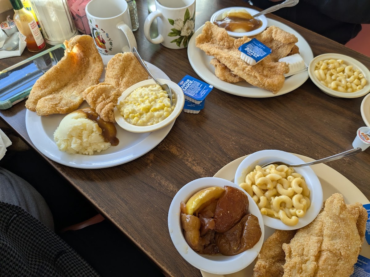 Country Junction Restaurant - Photo 3