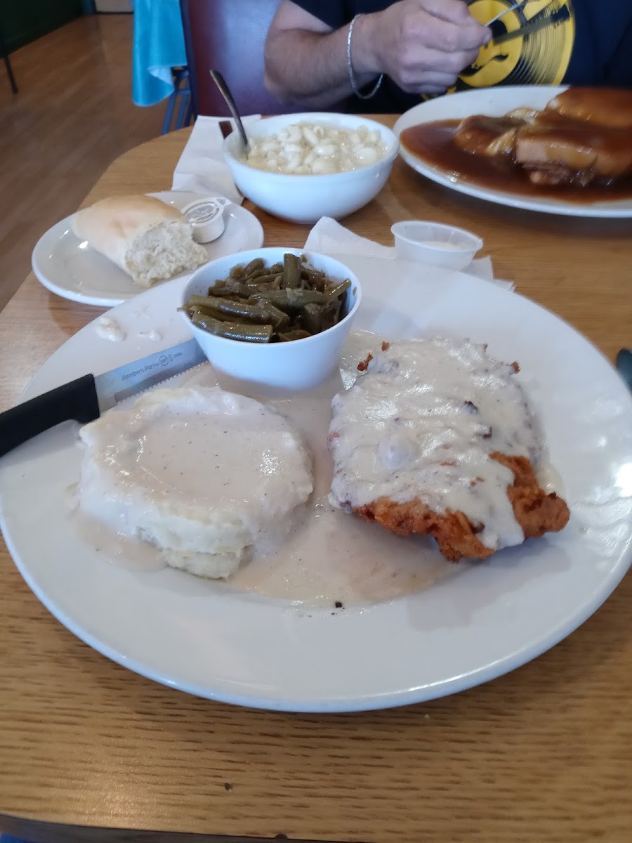Trackside Diner - Photo 9