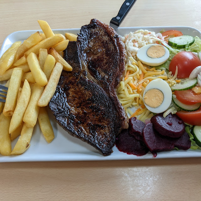 Steak&Salat and Chips