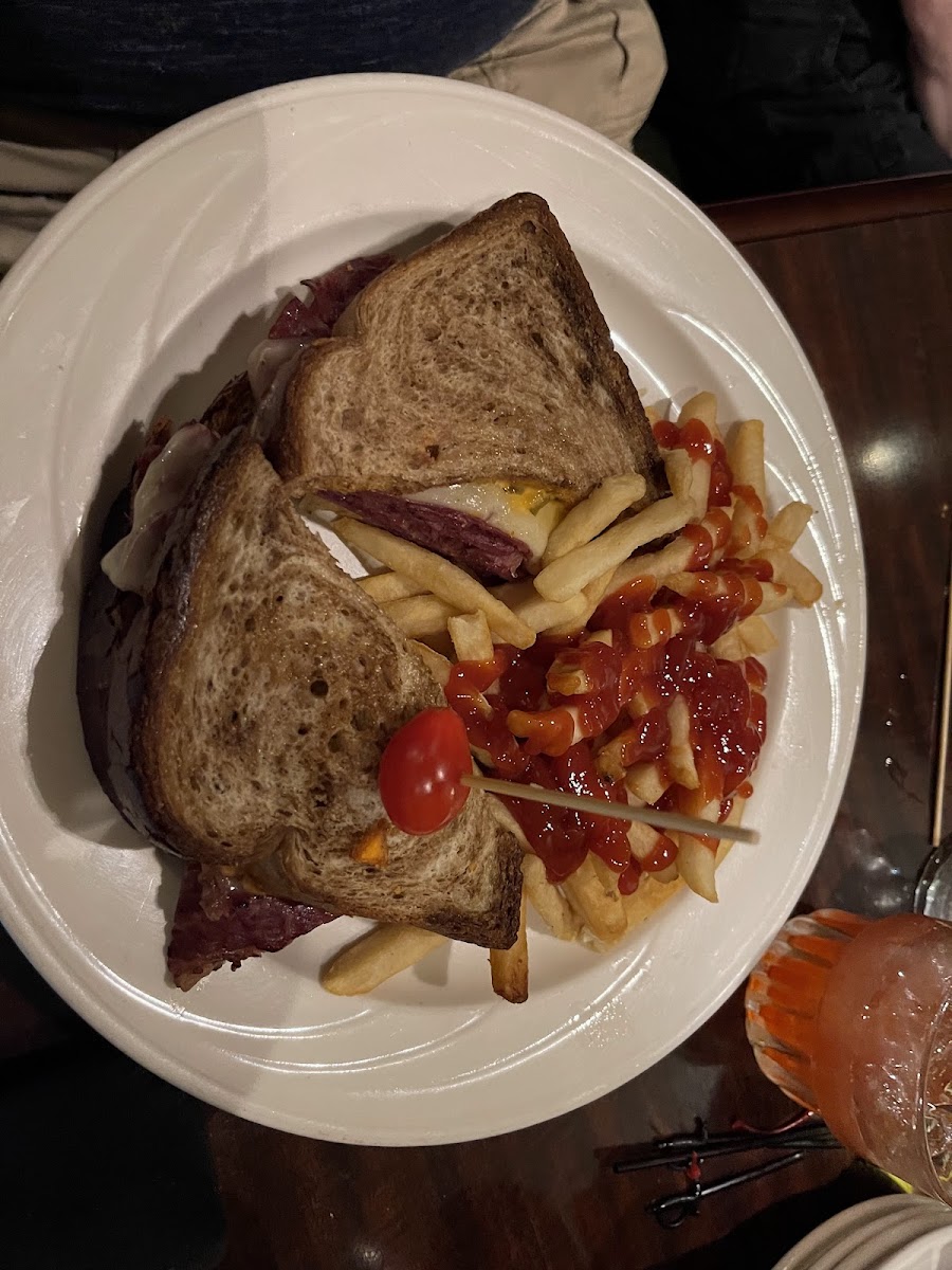 Crickets Bar & Grill - Photo 5