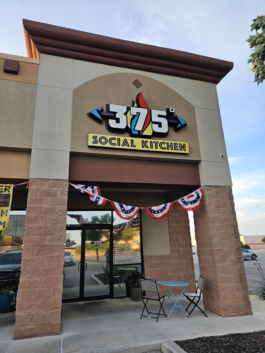 375 Social Kitchen - Photo 2