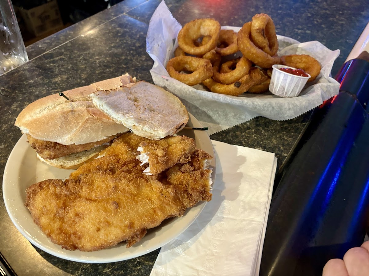 Harvey Wilner's Village Tavern - Photo 3