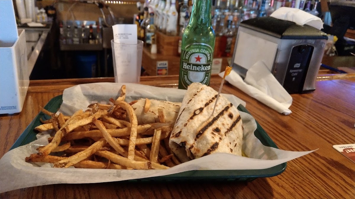 The New Manhattan Bar & Grill - Photo 6