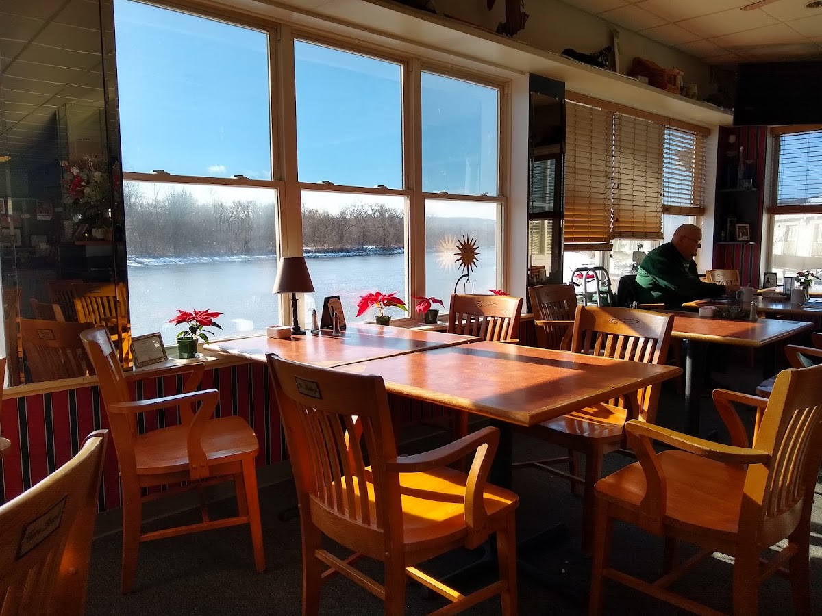 Waterfront Grille - Photo 2