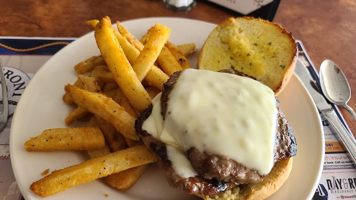 Waterfront Grille - Photo 8