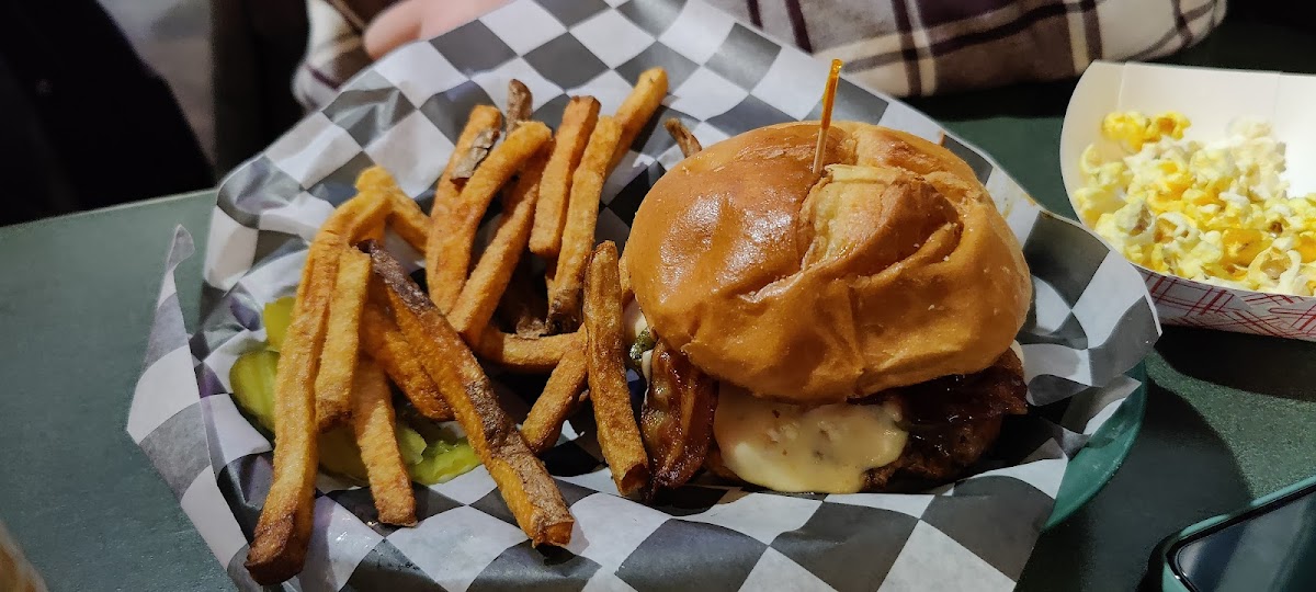 Scoop's Pub - Photo 7