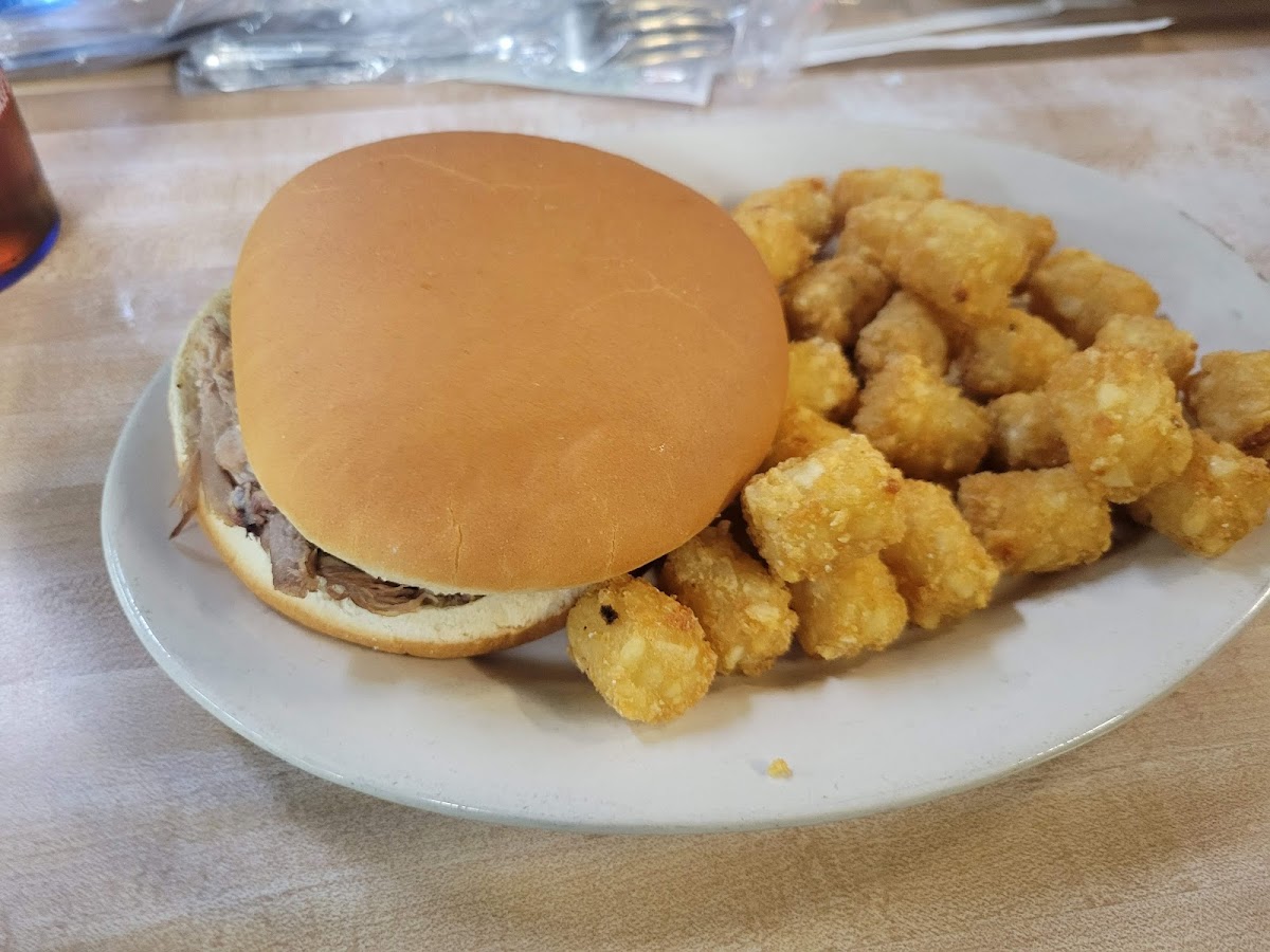 Deaton's Four Little Pigs BBQ - Photo 2