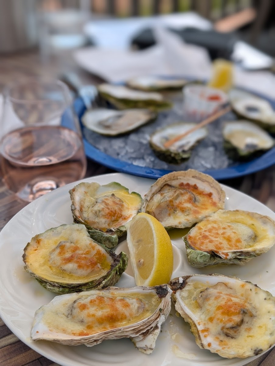 Carr's Oyster Bar - Photo 3