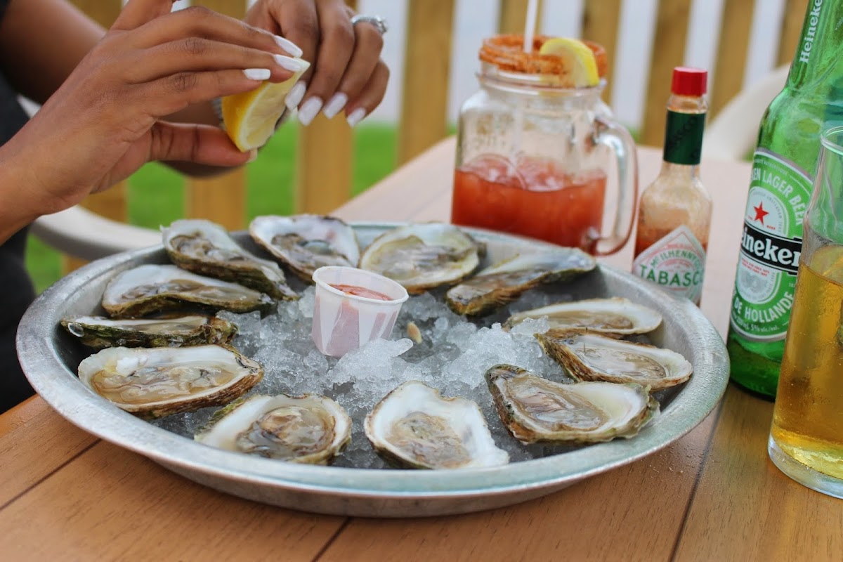 Carr's Oyster Bar - Photo 4
