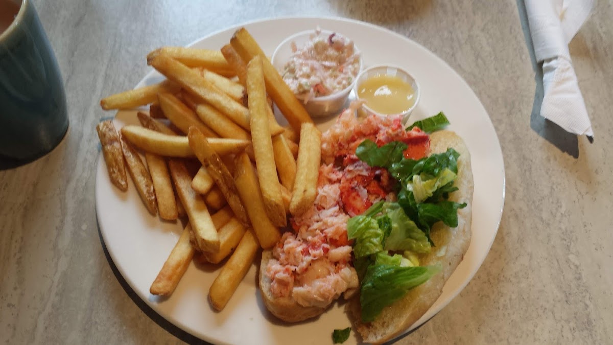 Carr's Oyster Bar - Photo 5