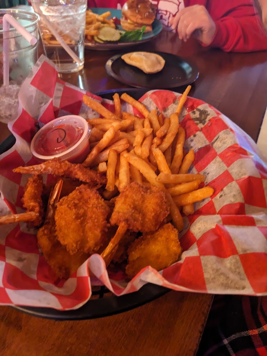 Fort Laramie Bar & Grill - Photo 8