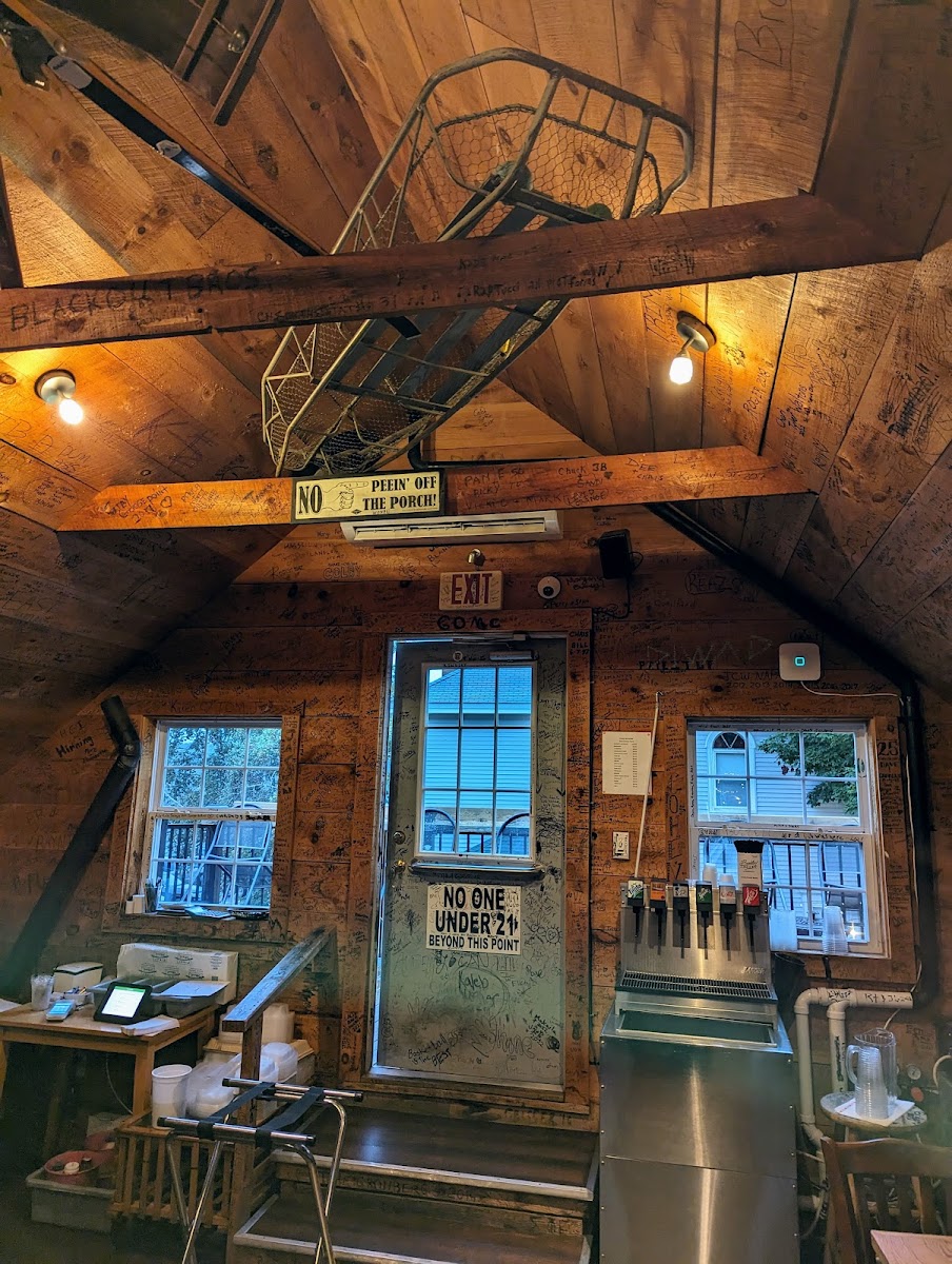 Woody's Bar - Photo 2