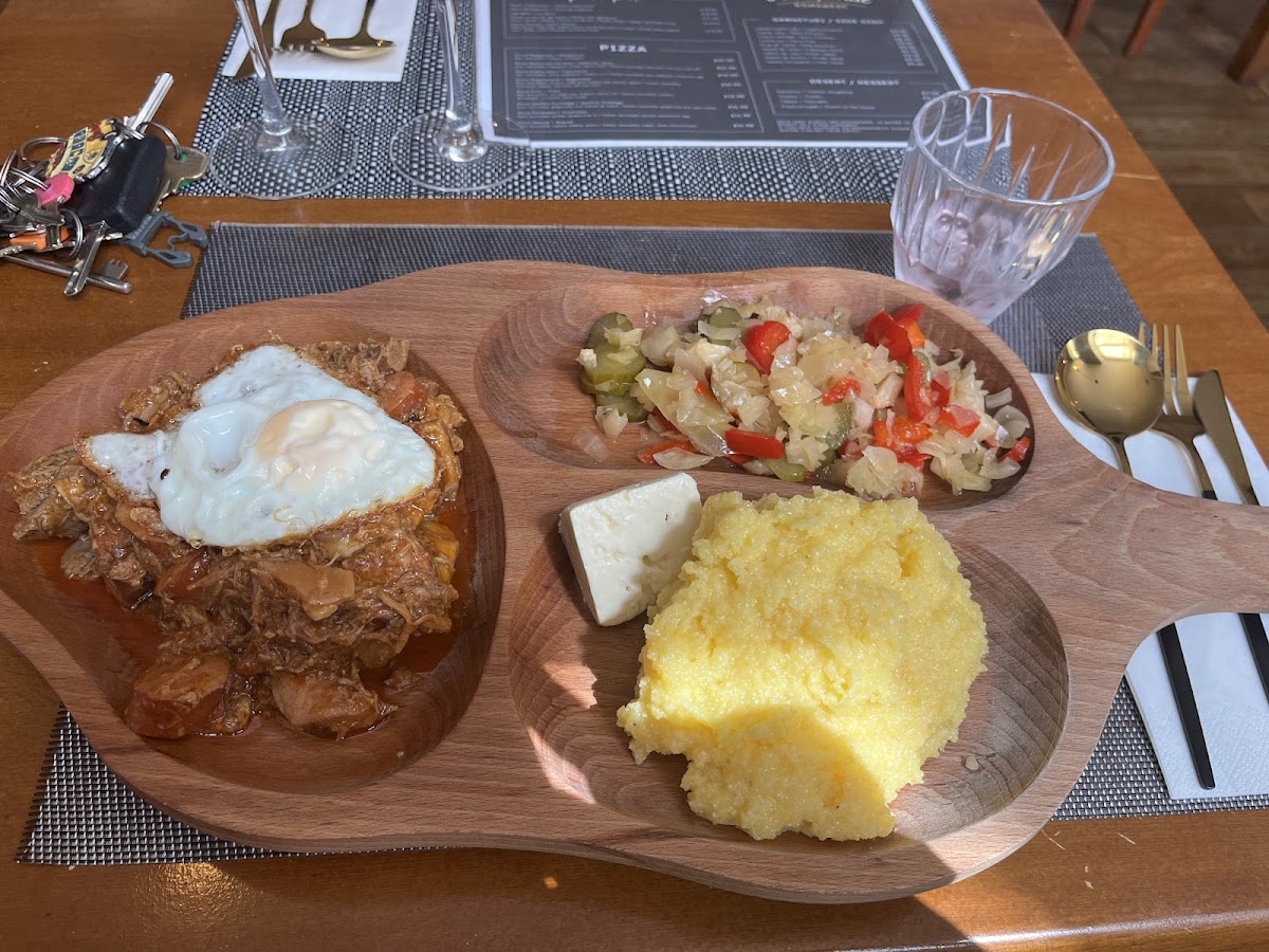 Traditional Romanesc Restaurant - Photo 2
