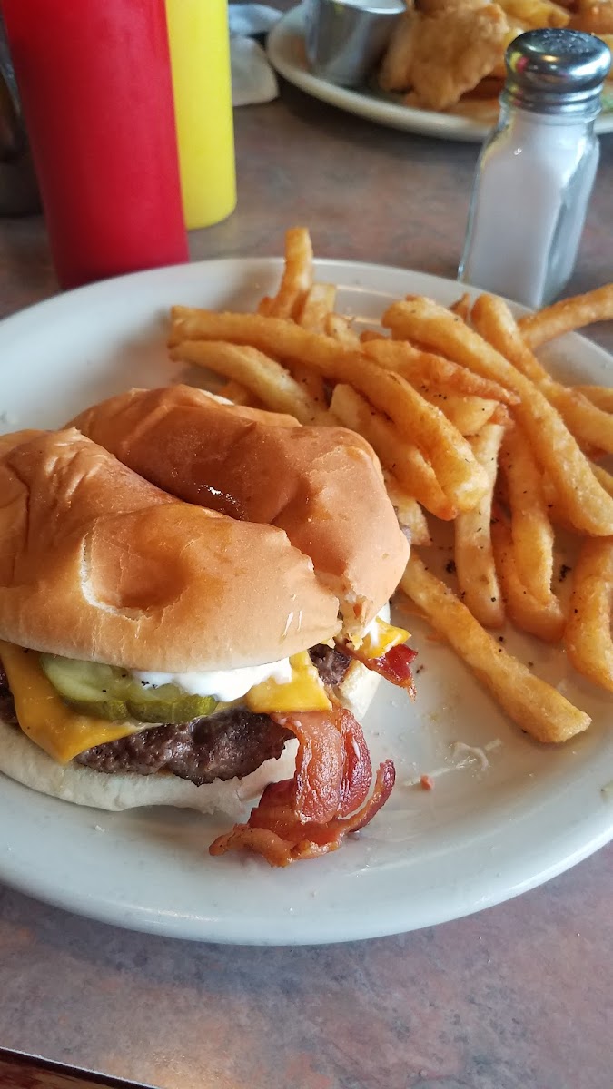 The Highway Restaurant - Photo 7
