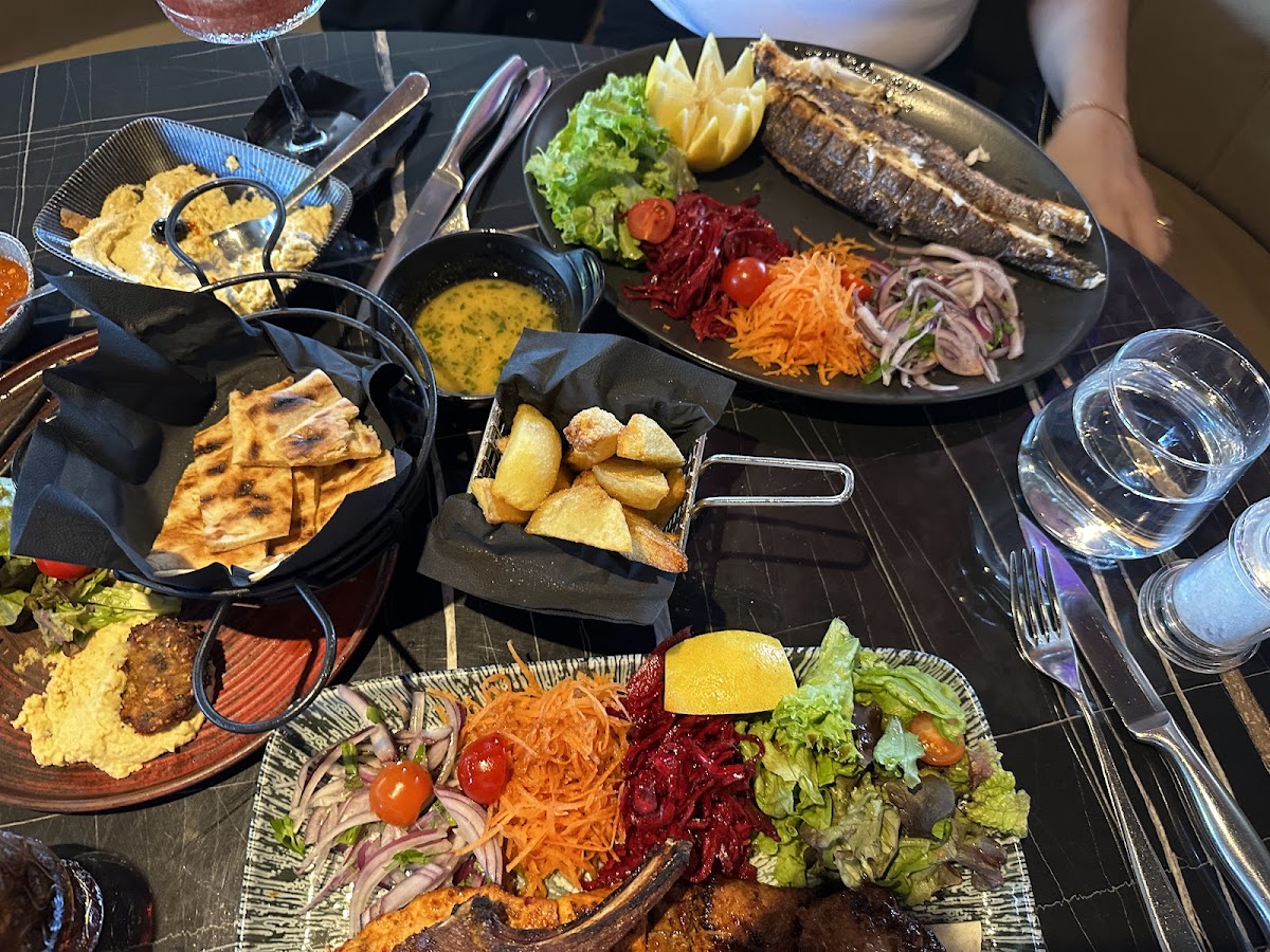 Taz Restaurant - Photo 3