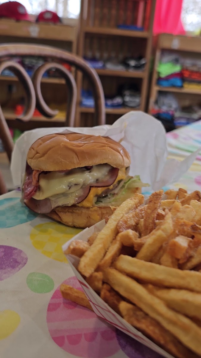Billy Burgers Drive Inn - Photo 1