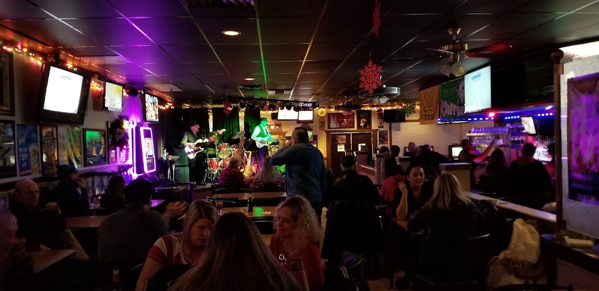 Crystal Bar & Grill - Photo 2