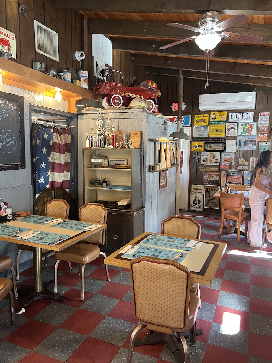 Backroads Cafe And Dairy Bar - Photo 3