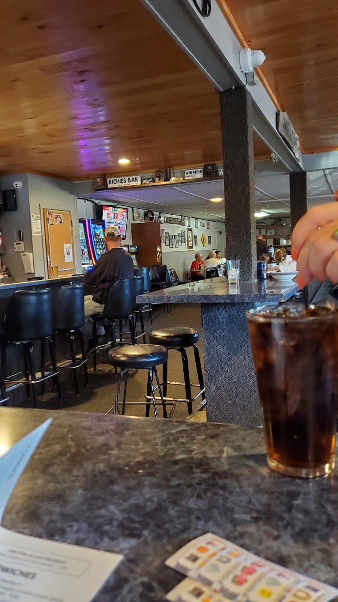 The Great Escape Bar & Grill - Photo 9